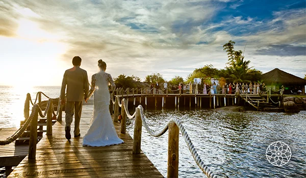 Foto de um casal na ponto do Hotel Awasi no Casamento em Ponta dos Ganchos.