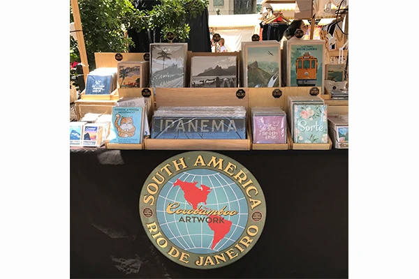 Feira de artesanato com destaque para produtos de arte e souvenirs da América do Sul, incluindo livros e artesanato de Rio de Janeiro e Costa Rica. Viagens para Ipanema.