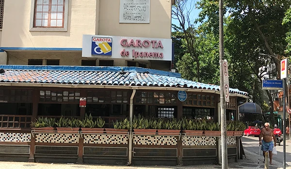 Restaurante Garota de Ipanema na cidade, com fachada charmosa, ambiente ao ar livre e decoração agradável, ideal para quem busca qualidade na gastronomia local.