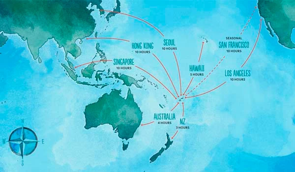 Mapa destacando rotas de voo de uma origem na Nova Zelândia para destinos como Los Angeles, San Francisco, Hawaii, Seoul, Hong Kong, Singapura, e Sydney, com tempos de voo variando entre 3 a 10 horas, ilustrado em cores aquáticas e marcador de direção.
