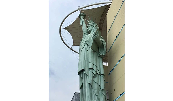 Imagem da Estátua da Liberdade, símbolo de esperança, com detalhes da sua estrutura e o céu ao fundo, em um dos shoppings da Barra da Tijuca, sobre o que fazer.