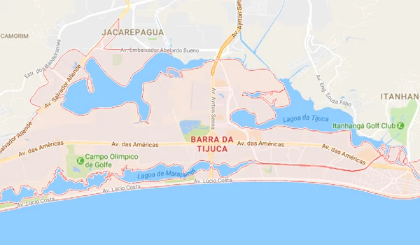 Mapa da região de Barra da Tijuca no Rio de Janeiro, destacando lagos, avenidas principais, campos de golfe e o bairro.