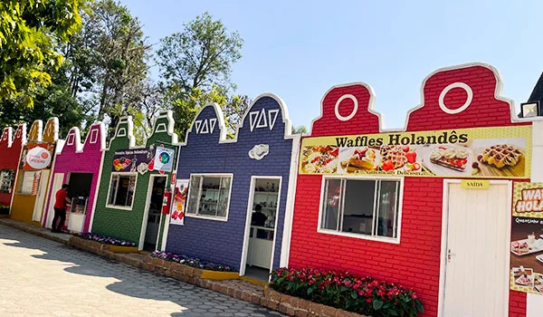Foto de uma das principais ruas com arquitetura típica e colorida da Holanda, flores de Holambra na Expoflora.