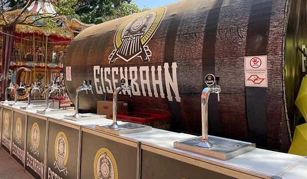Foto de um grande barril de cerveja com diversas torneiras para tirar o chop.