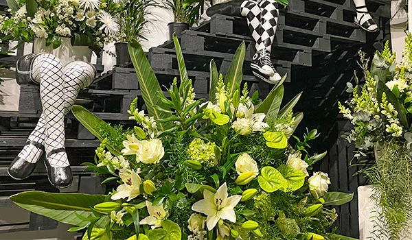 Detalhe de arranjos entre esculturas Flores de Holambra na Expoflora.