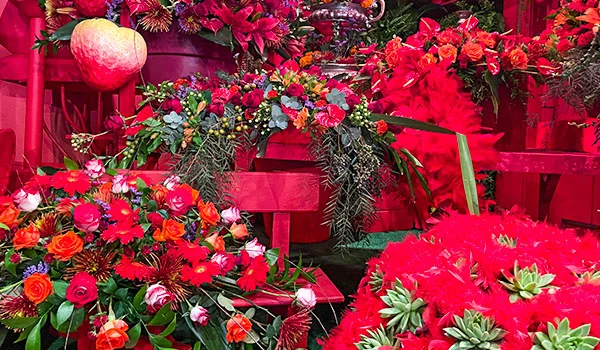 Arranjo de muitas flores vermelhas na Expoflora em Holambra.