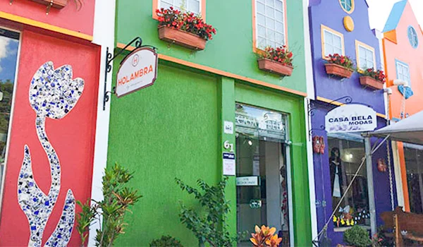 Foto de fachadas coloridas com arquitetura típica do comércio de Holambra.