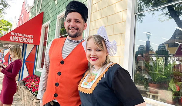 Foto de um casal de atores vestidos de holandeses durante as flores de Holambra na Expoflora.