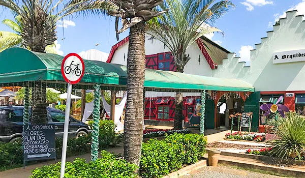 Foto da entrada de um estabelecimento chamado Gardem Orquídea que vende plantas