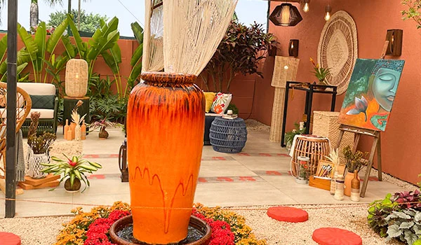 Foto de um jardim elegante com vários objetos decorativos e flores.