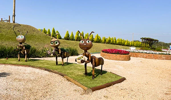 Foto com gramado e 3 estátuas de abelhas no Magic Park em Holambra.