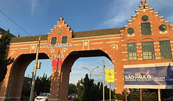 Foto do portal de Holambra com arquitetura típica ao pôr do sol.