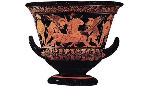 Cratera grega de cerâmica com figuras avermelhadas sobre fundo preto, decorada com cenas mitológicas de guerreiros e cavalos, frisos ornamentais e duas alças laterais curvas.