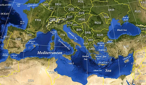 Mapa geográfico do Mar Mediterrâneo, destacando países da Europa, do norte da África e do Oriente Médio, com fronteiras políticas, nomes de países, mares e ilhas da região.