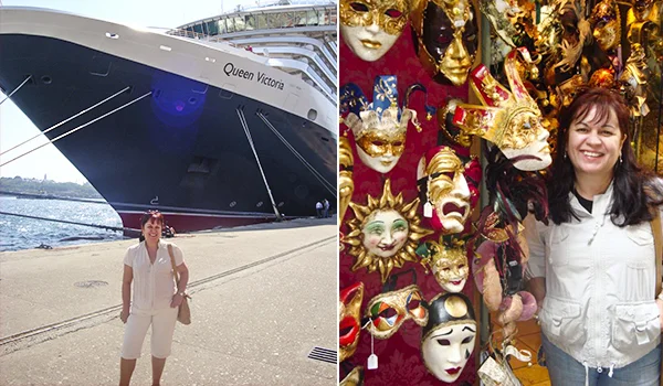 Mulher posa em frente ao navio de cruzeiro Queen Victoria, à beira-mar, e ao lado de uma exposição de máscaras venezianas coloridas e decorativas em uma loja.