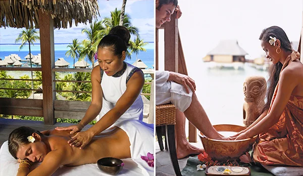 Montagem com duas cenas de spa em um ambiente tropical à beira-mar. À esquerda, uma profissional realiza uma massagem nas costas de uma mulher deitada, em uma área coberta por palha, cercada por palmeiras e com vista para o mar. À direita, uma profissional oferece um banho de pés a um homem sentado em uma varanda sobre a água, em um cenário tropical e tranquilo.