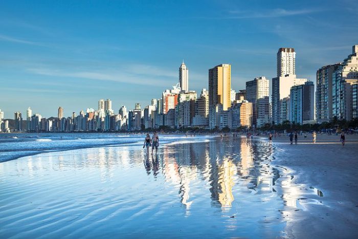Vista da praia de Camboriu orla da praia e predios