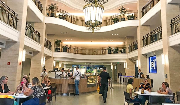 II Barista - Cafés Especiais áreas de convivência, usuários desfrutando de refeições e espaço amplo com iluminação moderna.