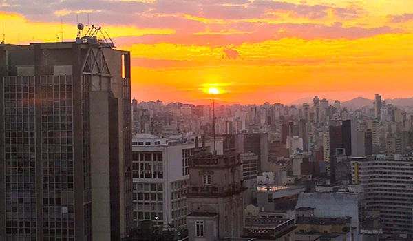 Por do sol no Farol Santander na cidade de São Paulo com lindo entardecer alaranjado.