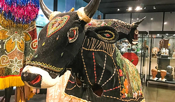 Estátua da festa Bumba Mei Boi, decorada com detalhes coloridos e enfeites, em exibição em um museu ou galeria de arte. Cultura e as danças da América do Sul.