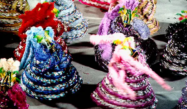 Dançarinos tradicionais do Brasil, usados em celebrações e festivais tradicionais, decorando a cena do Carnaval.