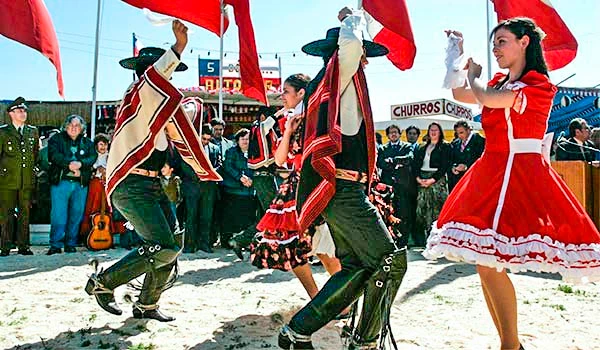 Dança tradicional de casais durante festa folclórica com pessoas usando roupas típicas e preservando a cultura local. Cultura e as danças da América do Sul.