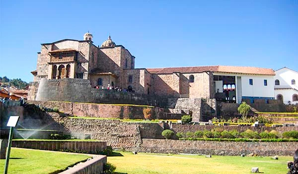 Imagem de uma ruína localizado em uma área de Cusco no Peru, sob céu azul. Perfeito para quem gosta de história e turismo. Cultura e as danças da América do Sul.