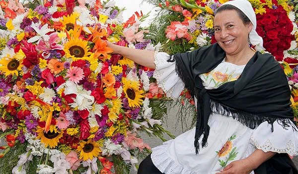Vendedora de flores coloridas em Medelin Colombia.