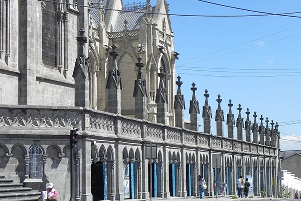 Imagem de uma igreja do Equador, com destaque na arquitetura histórica e detalhes ornamentais. Cultura e as danças da América do Sul.