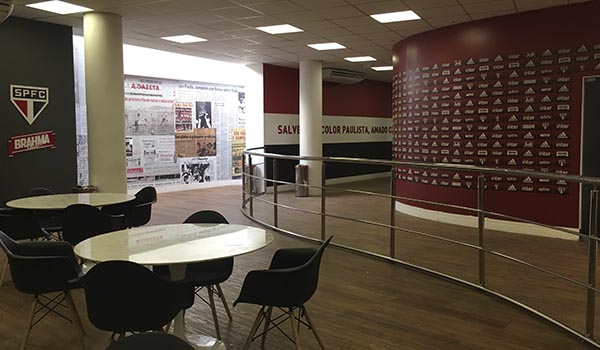 Visita ao estádio do Morumbis com sala da imprensa e outros espaços como a sala de troféus, gramado, vestiários, etc.