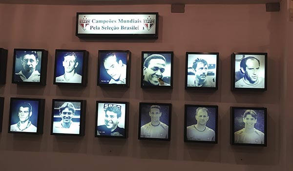 Foto dos craques, jogadores do time do São Paulo, durante a ida ao Estádio do Morumbis para visitação.