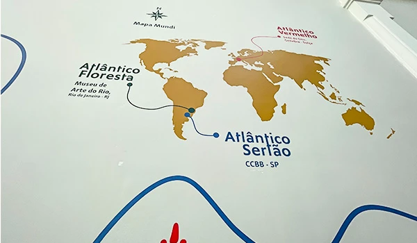 Mapa-múndi destacando o Oceano Atlântico, incluindo regiões como Atlântico Sul, Atlântico Nordeste e Atlântico Verde, em uma superfície de estudo ou trabalho.  Centro Cultural BB.