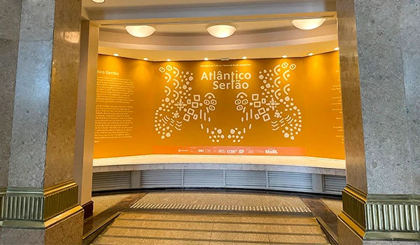 Exposição no  Centro Cultural BB em São Paulo, com painel amarelo e detalhes decorativos.