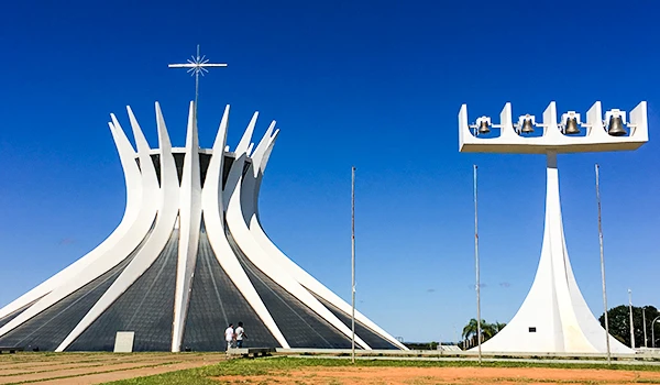 Imagem da Catedral de Brasília símbolos arquitetônico de Brasília, Brasil, com céu azul ao fundo.