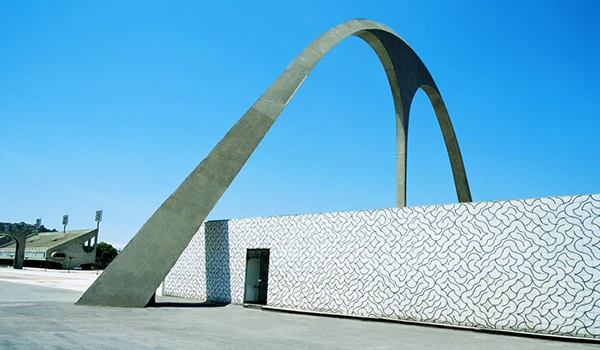 Imagem de obra da Athos Bulcão destacando sua estrutura moderna e design arquitetônico marcante.
