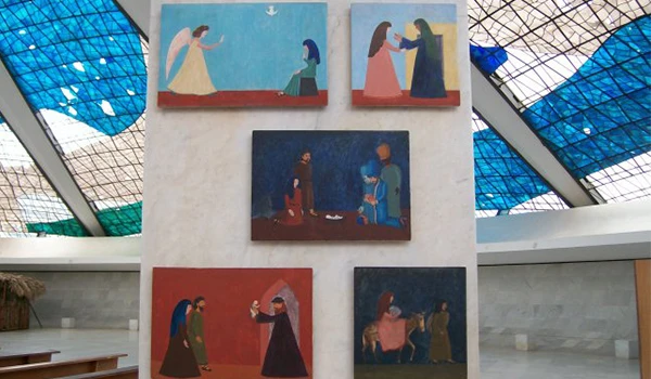Seis quadros de arte moderna em um ambiente com teto de vidro colorido na Catedral de Brasília. Cada quadro apresenta diferentes cenas de figuras humanas em estilos variados.