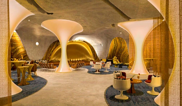 Imagem do interior de um ambiente moderno e sofisticado decorado com mobiliário vintage e iluminação decorativa, ideal para eventos e festas exclusivas.