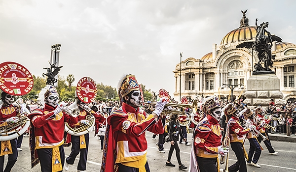 O Dia dos Mortos no México é uma festa: oferendas, desfiles, etc.