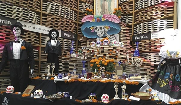 Exposição de alta qualidade de figuras de caveiras mexicanas de Dia de Finados, decorada com flores, velas e motivos coloridos, celebrando a cultura mexicana. Dia dos Mortos no México.