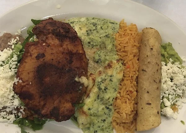 Prato típico de comida mexicana com frango, arroz, queijo, molho e tortilla, perfeito para quem busca receitas tradicionais e saborosas.