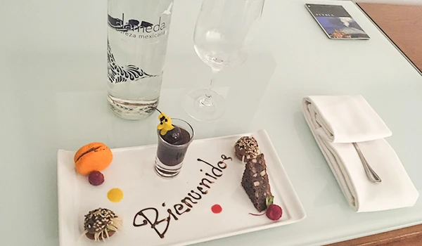 Prato com doces e chocolates em um restaurante, decorada com chocolate no hotel de Puebla.