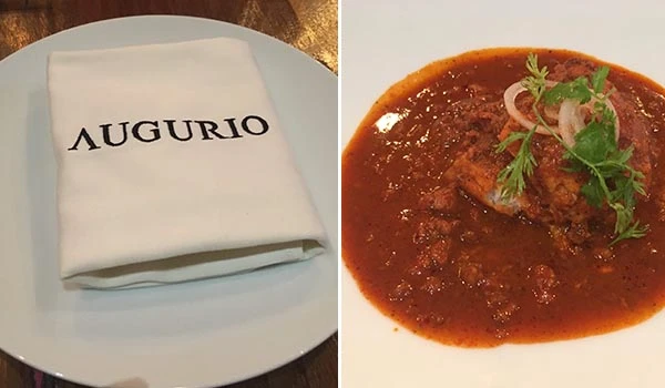 Imagem de um prato típico mexicano decorada com salsinha e cebola, ao lado de um guardanapo com a palavra 'AUGURIO' escrita, simbolizando comemoração ou sorte.