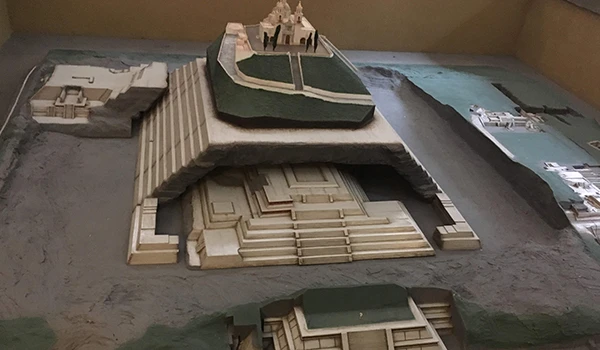 Modelo de projeto arquitetônico de uma pirâmide em Puebla, apresentando detalhes de infraestrutura e elevações, ideal para análise de construção e planejamento urbano.