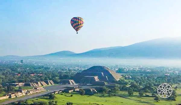 Balão de ar quente sobre as ruínas das Pirâmides do Sol e da Lua.