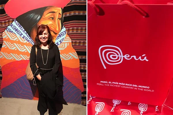 Fotografia dividida em duas partes. À esquerda, uma mulher sorrindo, vestida de preto, está diante de um grande painel colorido com a ilustração de uma mulher indígena usando chapéu e tecidos com padrões andinos. À direita, há uma sacola vermelha com a marca “Perú” em branco e a frase “Perú, el país más rico del mundo” (“Peru, o país mais rico do mundo”).