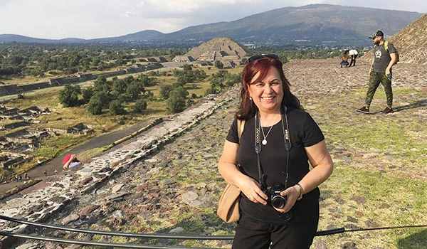 Deusa Rodrigues com câmera fotográfica na região de Teotihuacán, México., Pirâmides do Sol e da Lua.