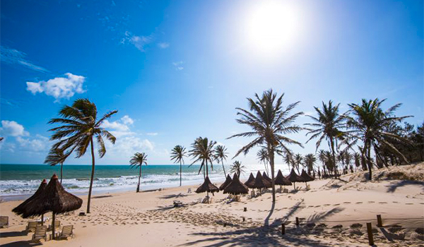 Litoral Cearense com praias entre dunas, lagoas e coqueirais