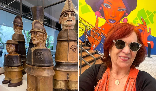 Mulher com cabelo castanho, óculos escuros e camiseta laranja posando no shopping com decoração de escorpião gigante no teto, e vista do interior de loja com várias pessoas e itens de venda.