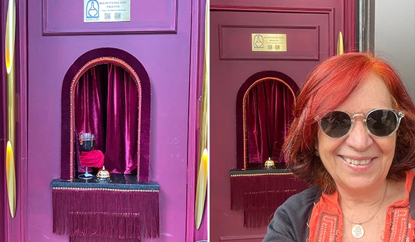 Imagem de uma cabine de foto booth colorida de rosa com cortinas de veludo, ao lado de uma mulher sorridente com cabelo vermelho e óculos escuros usando uma blusa colorida, ambas as imagens destacando a cabine de fotos divertida e moderna.