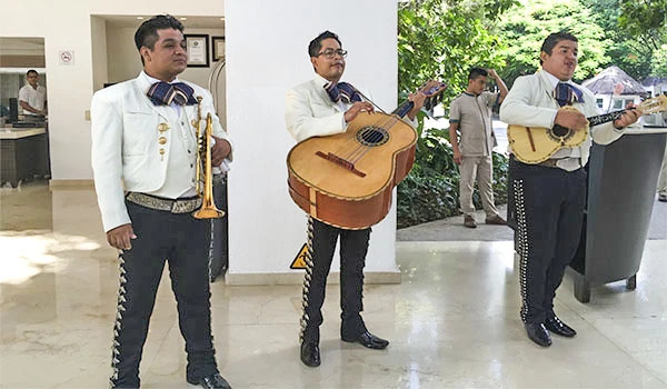 Homem vestido tradicional mexicano tocando violão, os Mariaches no hotel na Lua de Mel em Cancun.